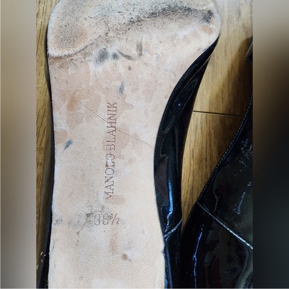 Manolo Blahnik Kitten Heels Buckle Peep Toe Pumps Black Patent Leather 38.5 - Picture 6 of 7
